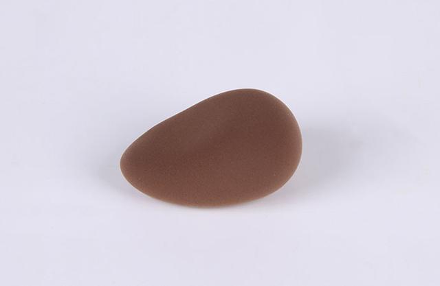 步骤7：按照上图的样子用咖啡色粘土做出小熊的身体，类似于一个大的水滴形。