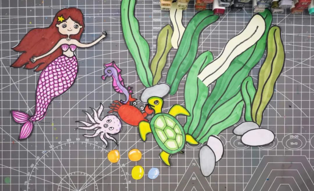 步骤2：马克笔画上喜欢的颜色，蓝色尽量少用。画好后用剪刀剪下，剪的时候可以留白边。