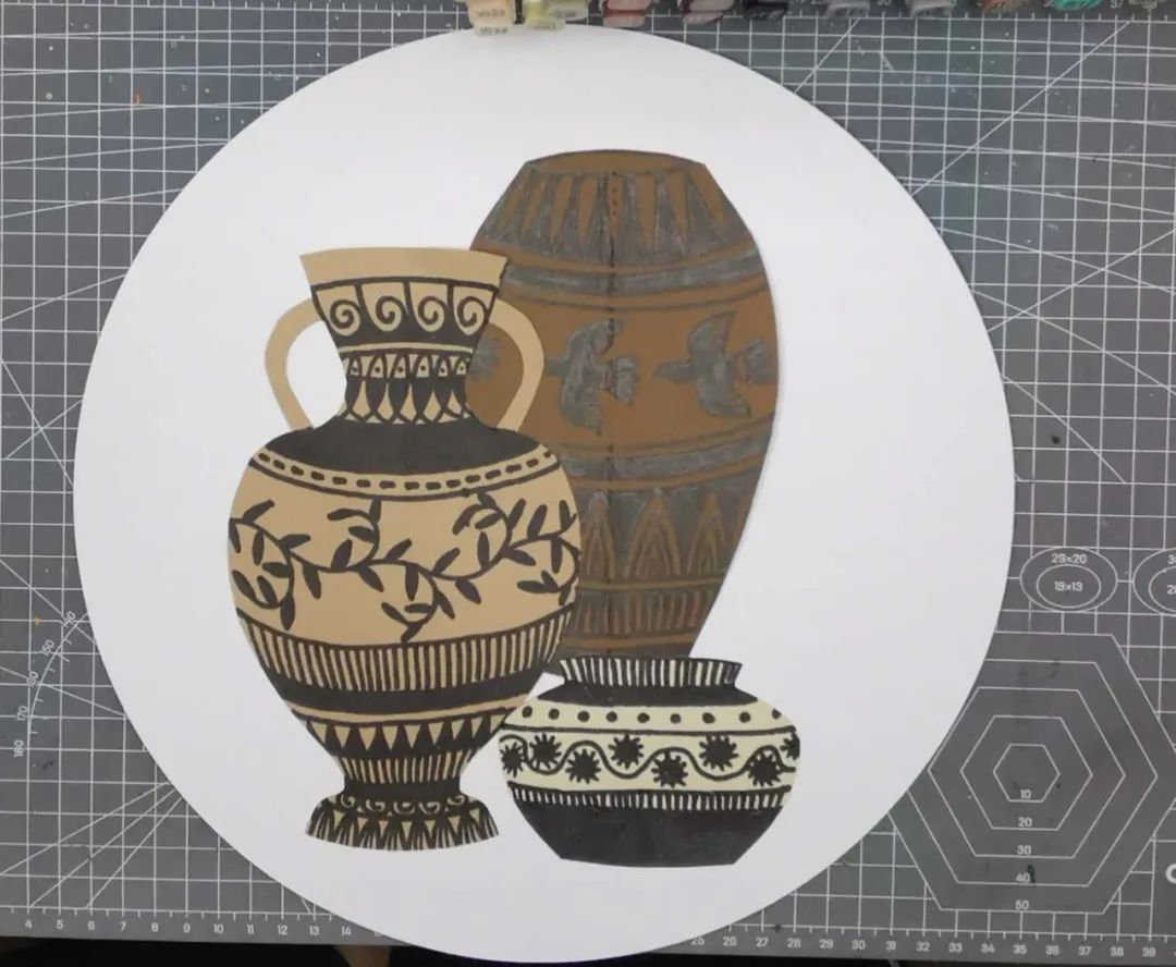 步骤3：取黑色的勾线笔将陶罐画上装饰性的花纹，先画出的轮廓，然后再进一步细化装饰。装饰的图案可以是几何纹样也可以是动植物或人物图案。