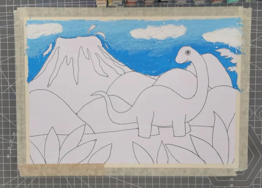 步骤2：起好线稿后，找出深浅两种不同的蓝色，画出天空的渐变，白色画云朵。