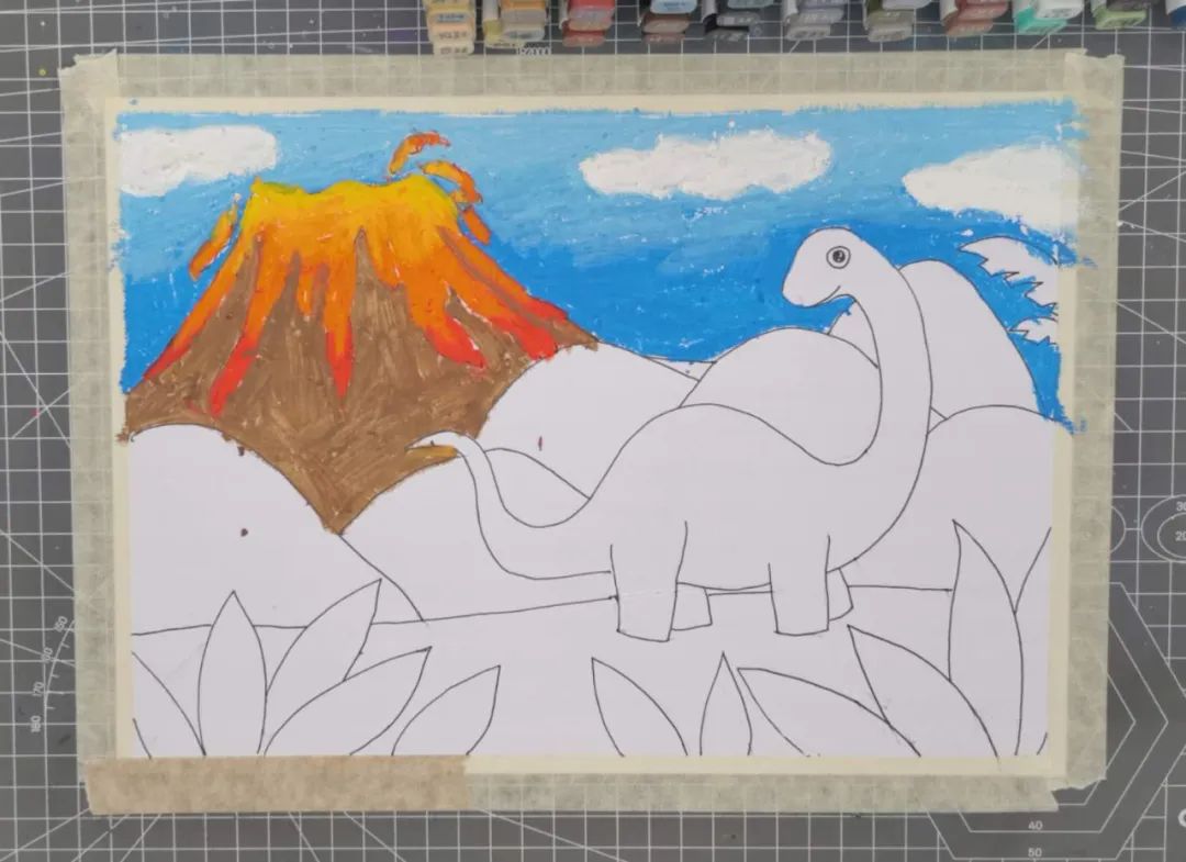 步骤3：找出黄色桔黄和桔红色，画出远处火山喷发出的岩浆，棕色画山的颜色。