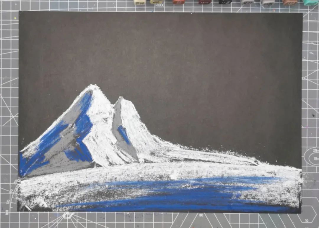 步骤1：先用白色色粉笔画出地平线和雪山轮廓，再用白色、灰色、深蓝色色粉笔将山和地面画出颜色。