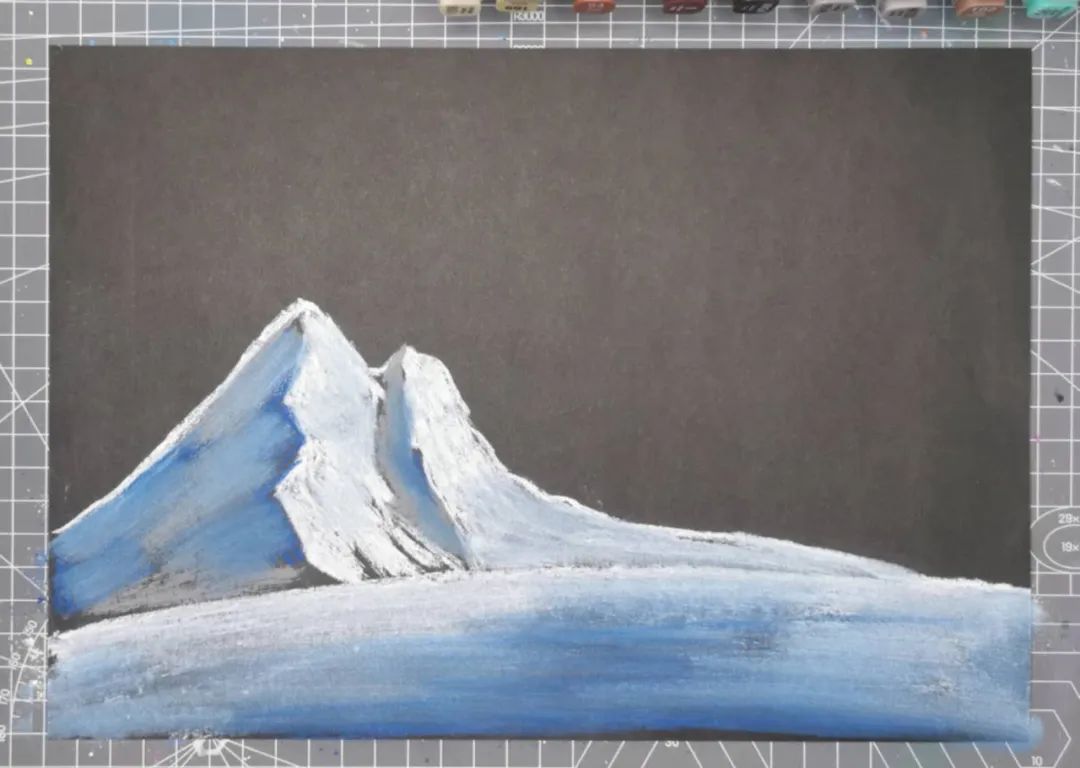 步骤2：画好后用手指将颜色涂抹均匀后将多余的色粉倒掉。