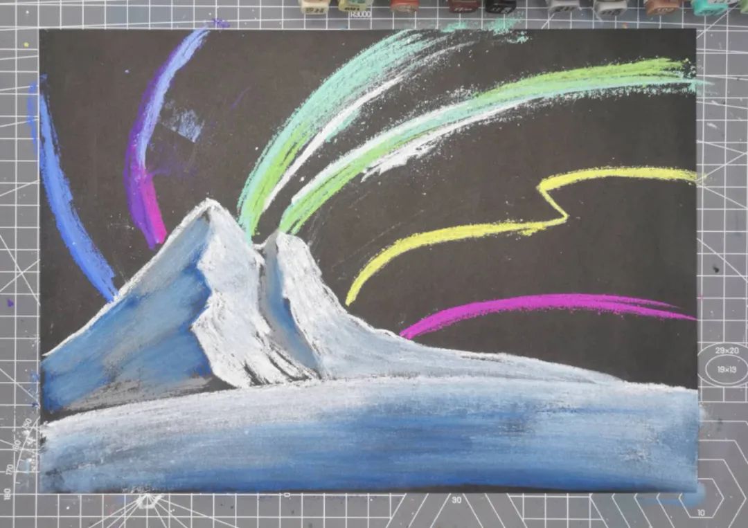 步骤3：同颜色的色粉笔，将天空中画出极光的弧线，画的时候画的画的厚重些。