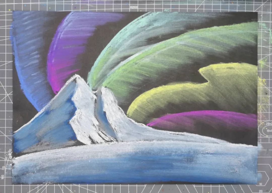 步骤4：用手指将画好的弧线向右侧沿着一个方向擦拭开，擦出光束的感觉。