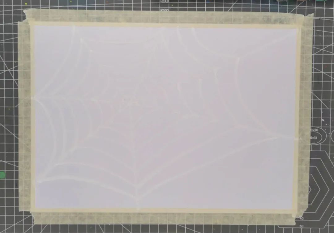 步骤1：用白色的油画棒画出蜘蛛网：先从中心点向四周画出几根主要的线，再将它们之间用线条连接。