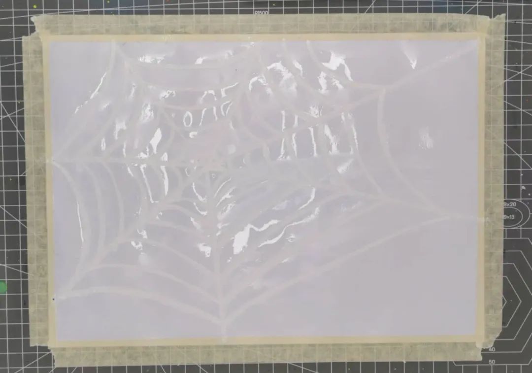 步骤2：将画纸打湿，然后调水粉或水彩颜料，可以稀一些，涂到画面上。神奇的事情发生啦，蜘蛛网突然变出来啦！