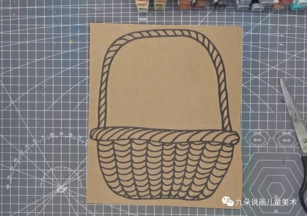 步骤1：在牛皮纸上画出篮子的基本轮廓。在此基础上进一步丰富，拆解步骤将篮子的编织花纹画出。