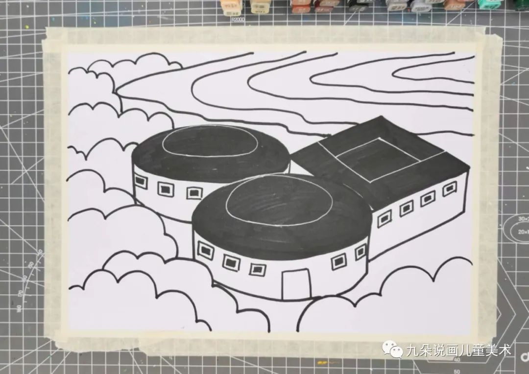 步骤3：取白色的勾线笔，先画出土楼顶部的结构轮廓。