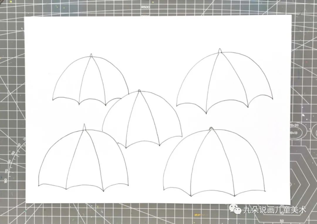 步骤1：先在白纸上画出几个半圆，先画前面的，再画后面的。注意遮挡关系。再将伞画完整。