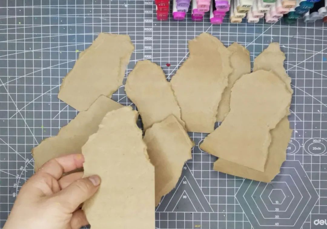 步骤1：牛皮纸撕成大小不等的块状，用来表现山石。