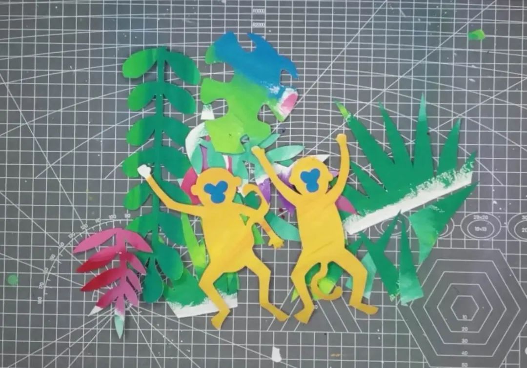 步骤3：晾干后在桔色画纸的背面画出金丝猴，绿色画纸后面画出植物，蓝色后面画出金丝猴的脸。用剪刀剪下。蓝色用双面胶贴在金丝猴头部。