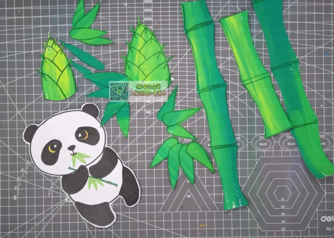 步骤3：剪刀将画好的熊猫剪下，可以留一个小白边。另外将画好绿色的纸晾干后画上竹笋、竹竿和竹叶，并用剪刀剪下。