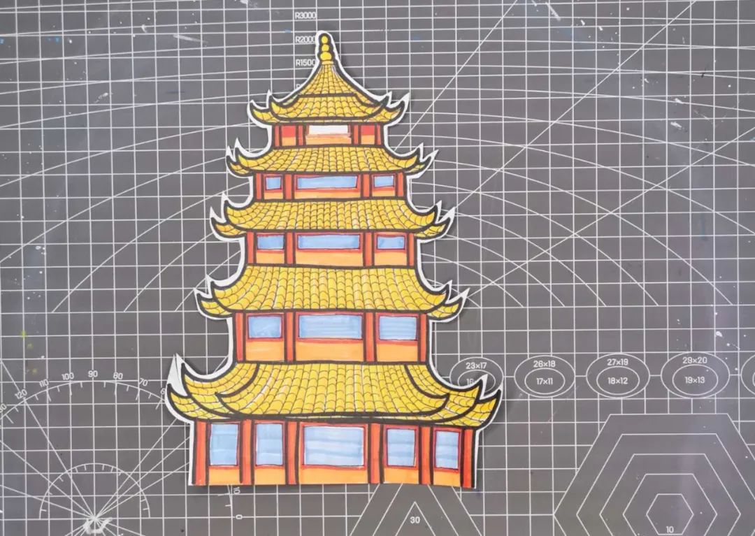 步骤3：马克笔画好颜色后用黑色笔勾画主要的轮廓。然后用剪刀剪下，可以留一个小白边。放一边备用。