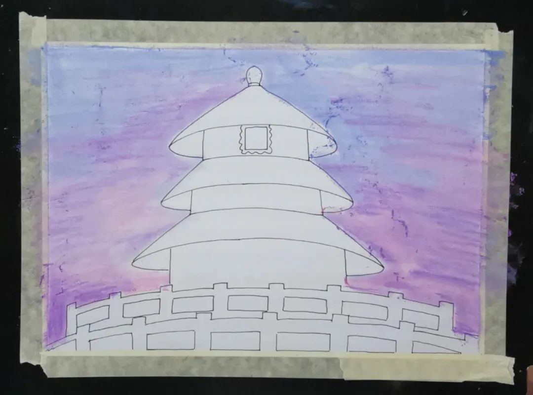 步骤2：取色粉笔的粉色、紫色和蓝色，画背景天空，注意色彩的变化。画好后用手指将色粉涂均匀。就有晚霞的效果啦，也可以换成红色、橙色等颜色。