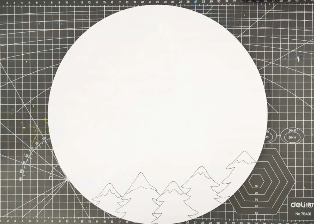 步骤1：铅笔起稿，定出大概的比例和位置，然后用针管笔勾线。画的时候，由于有前后的遮挡关系，要按照从前向后的顺序画。先画出前面的松树。