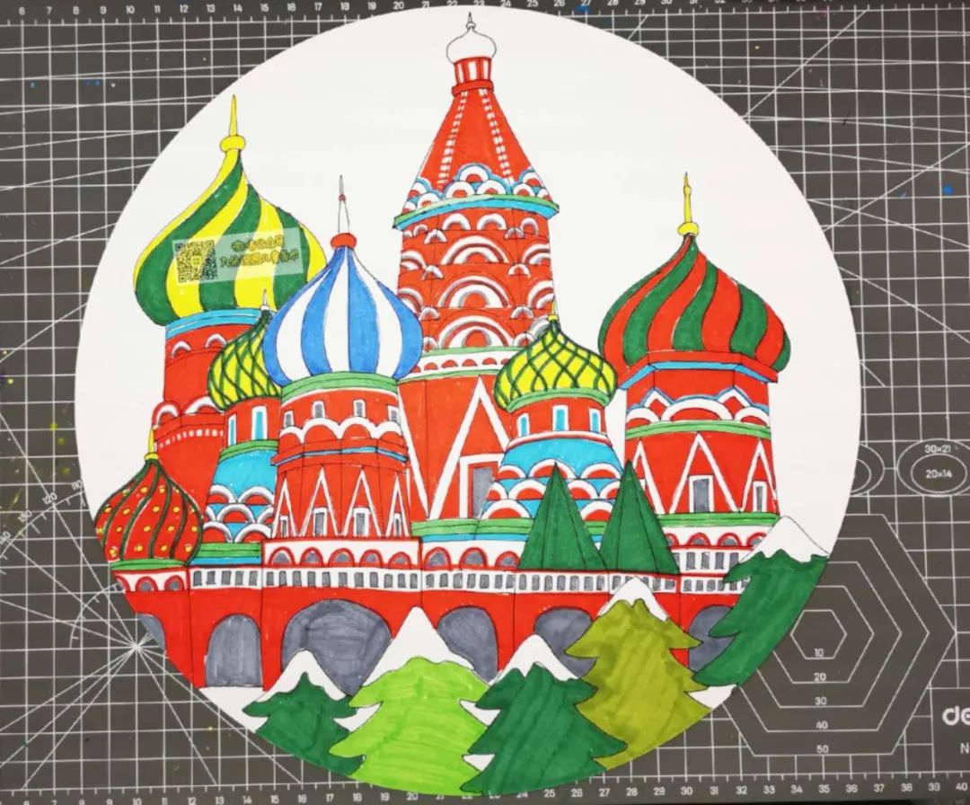 步骤4：都画完后就可以上颜色了。圣瓦西里大教堂色彩艳丽，我们可以分开上色。先将所有绿色的部分画好，再画蓝色部分，最后是红色部分和一些小细节