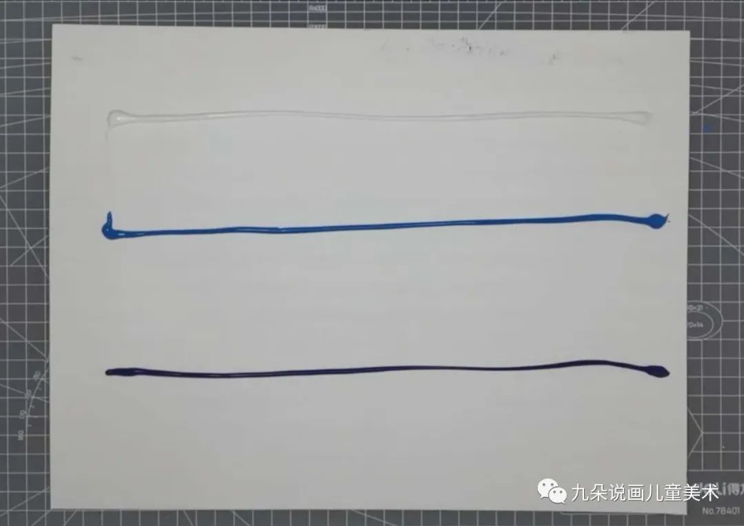 步骤1：横着用纸，纸上从上到下依次挤上白色、浅蓝、深蓝、土黄色的水粉颜料。
