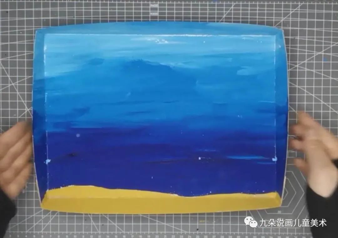 步骤5：画好蓝色的纸按照下图标注的做好。红色线的地方折叠，绿色的地方剪刀剪开小口。然后用双面胶粘在一起，将纸做成一个有一定深度的小盒子。可以留的边比九朵老师的宽一些，这样做出的盒子会深一些，放的时候会更稳哦！