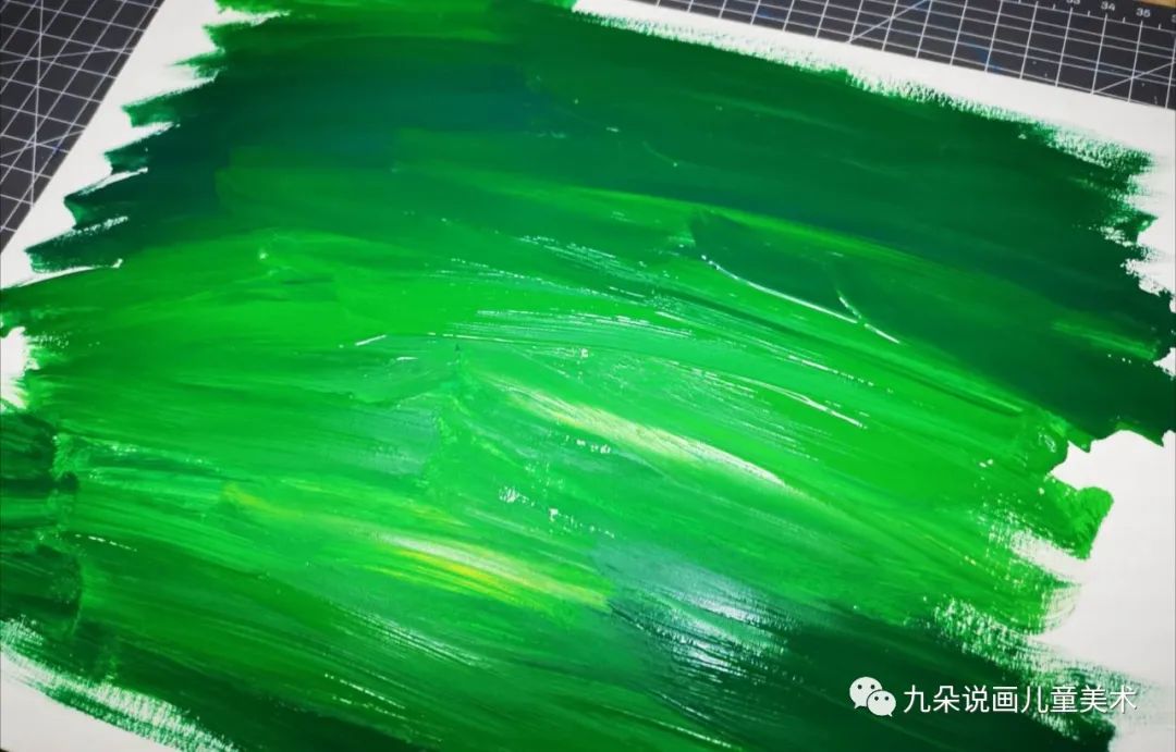 步骤1：取一张白纸，挤上深绿、浅绿和黄色水粉颜料，用画笔平涂开，放一边晾干备用。
