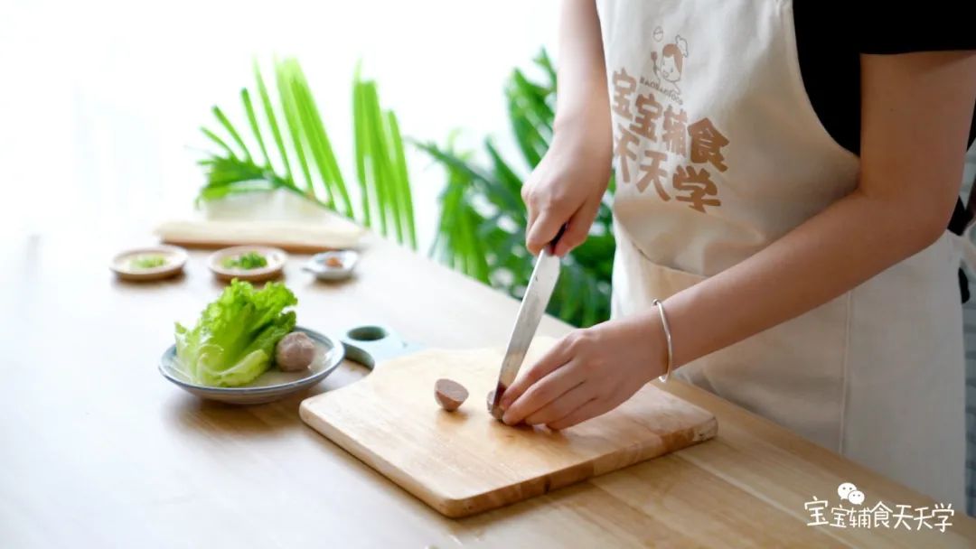 牛肉丸切块，生菜切段