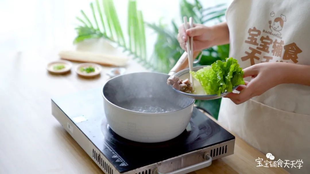 烧开一锅水，倒入牛肉丸