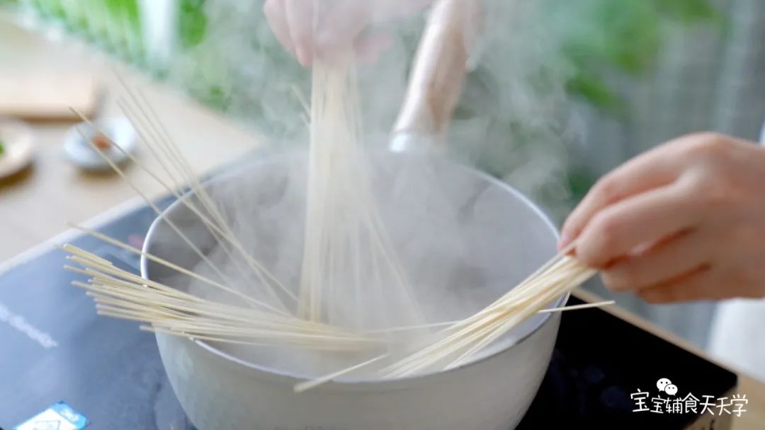 肉丸煮至浮起，下入山药面