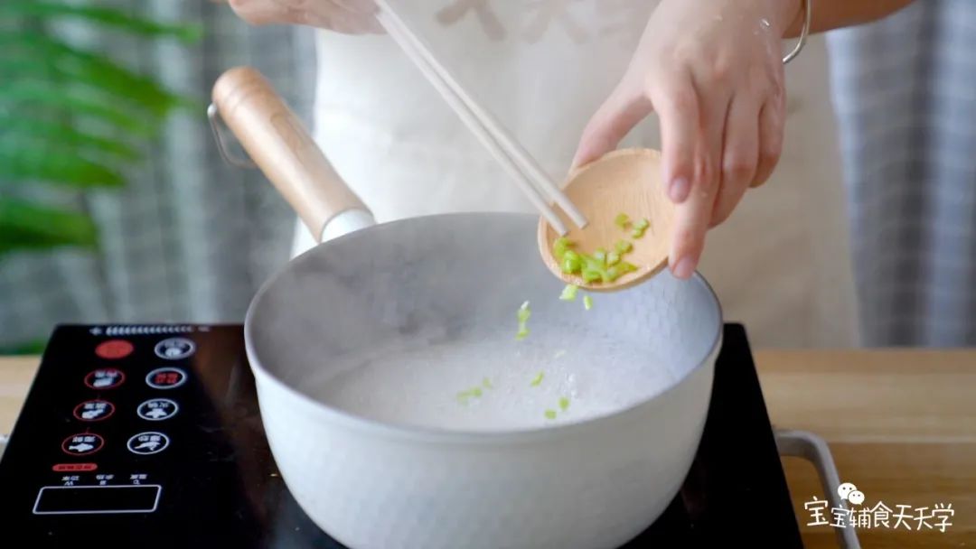 山药面煮熟后，加入松茸粉、芹菜粒