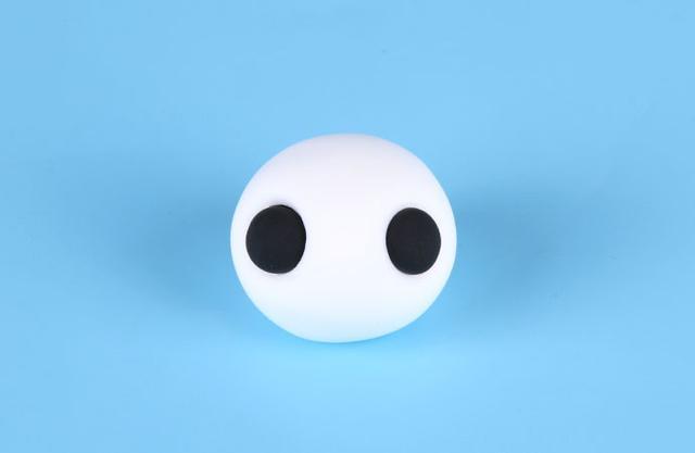 步骤2：用黑色粘土填充眼窝做出黑眼圈。