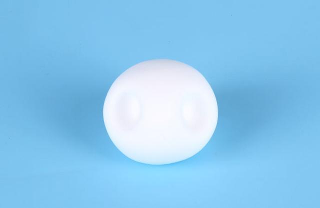 步骤1：首先用白色粘土揉一个圆球，然后用丸棒笔在上面压出眼窝。