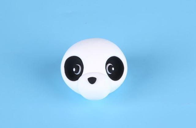 步骤4：用黑色粘土做一个三角形小鼻子粘上，然后做出眼睛。