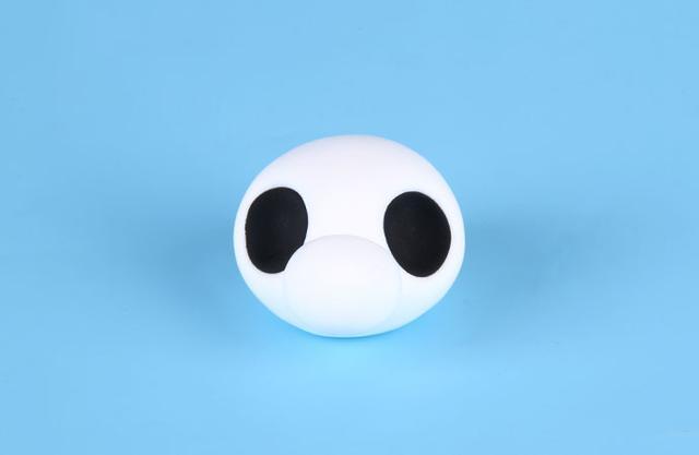 步骤3：取一块白色粘土做一个小圆球粘在嘴巴部分。