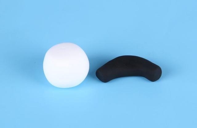 步骤6：用白色粘土揉一个圆球，然后黑色粘土揉细条，中间稍微弯一下。