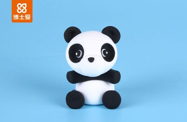 步骤9：黑色粘土揉两个小圆球作为熊猫的脚粘好。