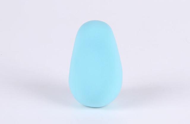 步骤1：首先我们用蓝色粘土做一个椭圆形，如上图所示，上半部分要细一些。