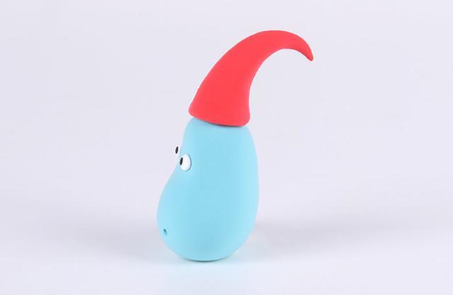 步骤3：用大红色粘土做一个尖尖的帽子戴到头顶。