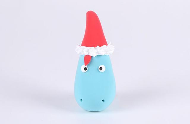 步骤4：围上白色的帽檐并戳出毛茸茸的感觉，再做一个红色的小装饰。