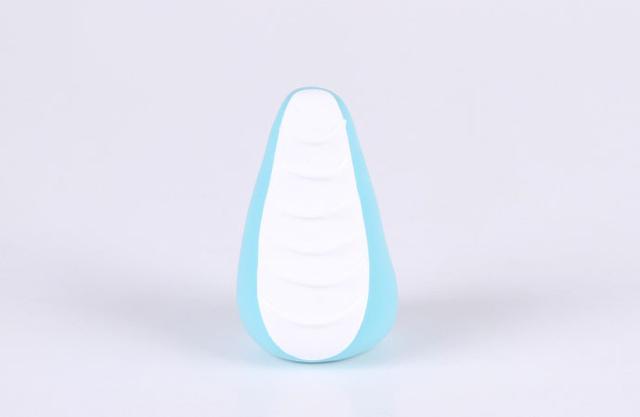 步骤5：蓝色粘土做一个圆锥形作为身体部分，白色粘土做一个薄片贴到身体上作为肚皮。