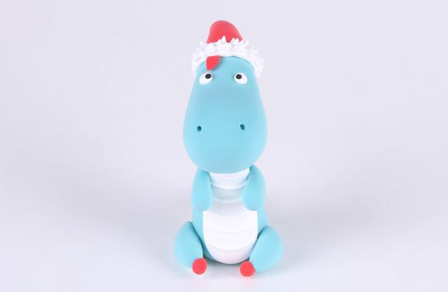 步骤8：把恐龙的四肢粘好，大的水滴形是两只腿，小一点的是胳膊。