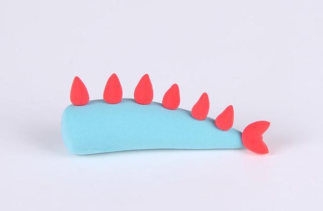 步骤9：按照上图的样子做出恐龙的尾巴，蓝色的尾巴上面要有红色的小刺哦~