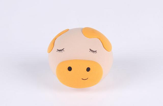 步骤3：黑色粘土做好鼻孔，然后用黑色笔画出眼睛和嘴巴，如上图所示。