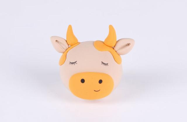 步骤5：把耳朵和牛角粘好。