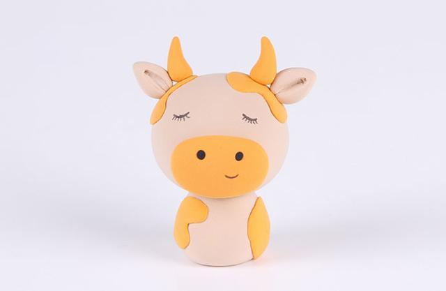 步骤7：同样的用橙色黏土做出不规则的斑点粘在身体上。