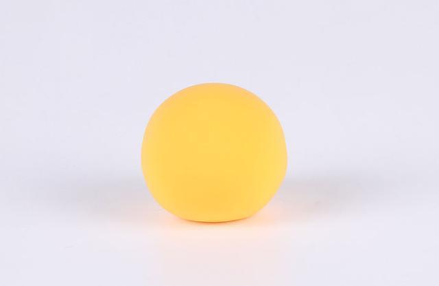 步骤1：首先我们用橙色黏土揉一个圆球。