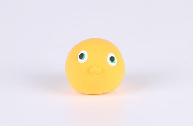 步骤2：然后按照上图的样子粘上眼睛和鼻子。