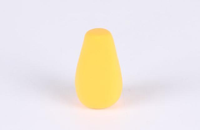 步骤6：接下来做小蜜蜂的身体，用橙色黏土做一个圆锥形。