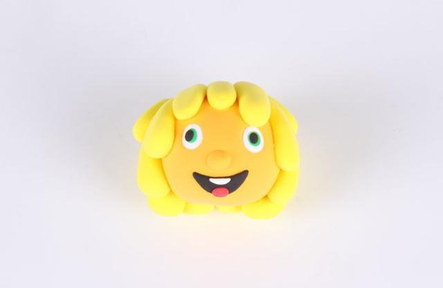 步骤5：按照上图的样子用黏土做出嘴巴、舌头和牙齿。