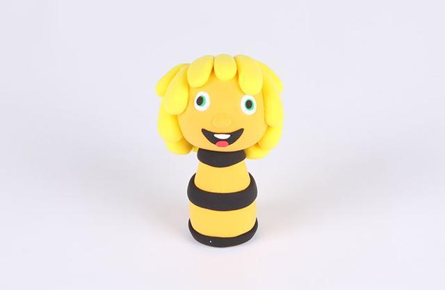 步骤7：把身体和头部粘到一起，然后用黑色黏土做长方形薄片贴在身体上，如上图所示。