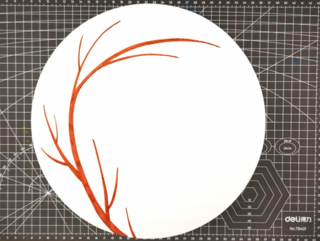 步骤2：取白纸，用棕色画出树枝，注意造型的美观。