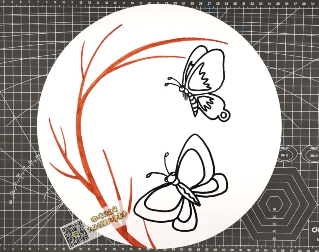 步骤3：黑色笔画出蝴蝶，注意蝴蝶是对称的，左右两边翅膀尽量画一样啊哦。小小设计师，你准备给蝴蝶设计什么样的花纹装饰呢？